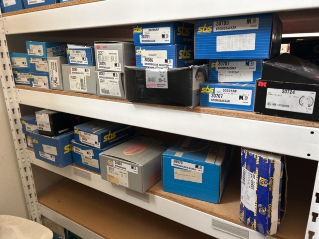 1332683-81 Reservdelslager med blandade fordonsdetaljer