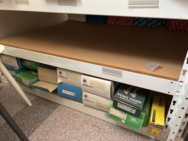 1332683-82 Reservdelslager med blandade fordonsdetaljer