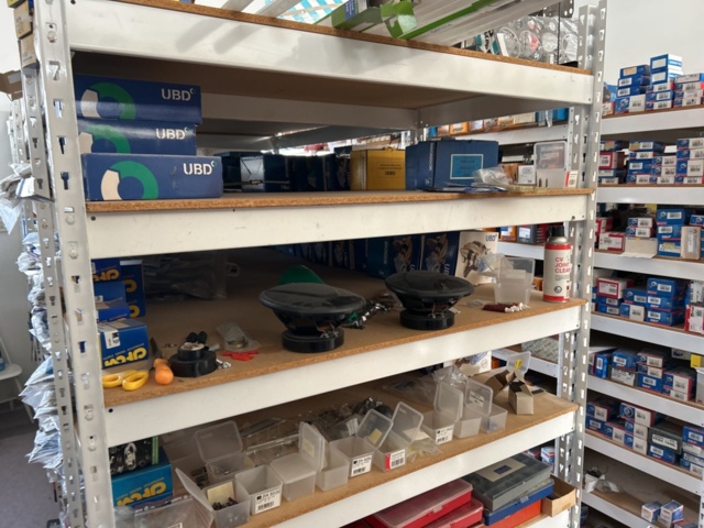 1332683-83 Reservdelslager med blandade fordonsdetaljer