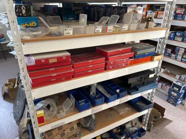 1332683-84 Reservdelslager med blandade fordonsdetaljer