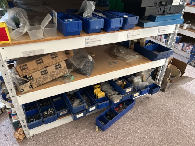 1332683-85 Reservdelslager med blandade fordonsdetaljer