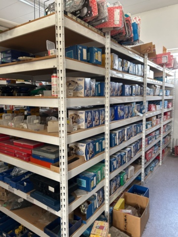 1332683-86 Reservdelslager med blandade fordonsdetaljer