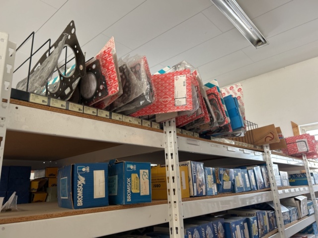 1332683-87 Reservdelslager med blandade fordonsdetaljer