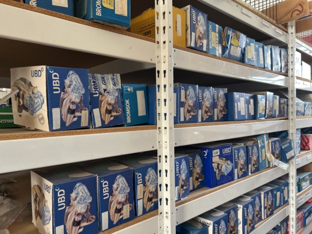 1332683-88 Reservdelslager med blandade fordonsdetaljer