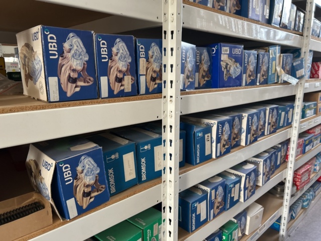 1332683-89 Reservdelslager med blandade fordonsdetaljer