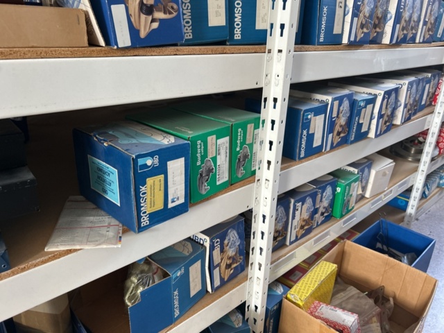 1332683-90 Reservdelslager med blandade fordonsdetaljer