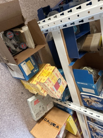 1332683-91 Reservdelslager med blandade fordonsdetaljer