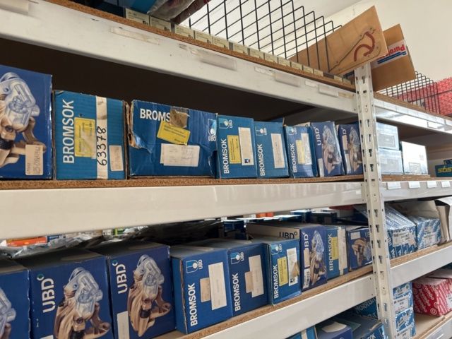 1332683-92 Reservdelslager med blandade fordonsdetaljer