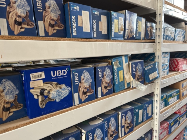 1332683-93 Reservdelslager med blandade fordonsdetaljer