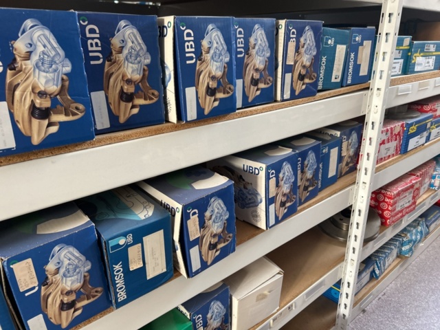 1332683-94 Reservdelslager med blandade fordonsdetaljer