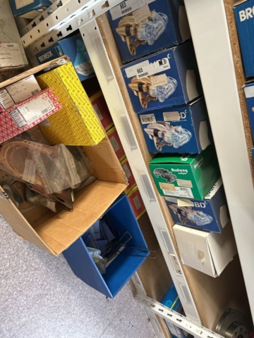 1332683-95 Reservdelslager med blandade fordonsdetaljer