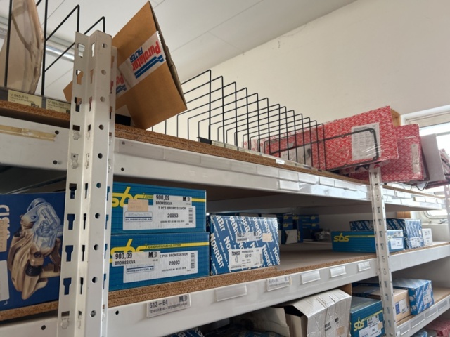 1332683-96 Reservdelslager med blandade fordonsdetaljer