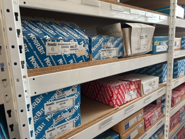 1332683-97 Reservdelslager med blandade fordonsdetaljer