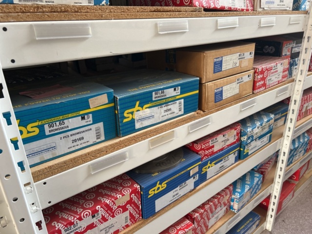 1332683-98 Reservdelslager med blandade fordonsdetaljer