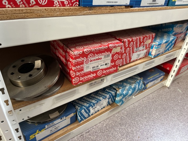 1332683-99 Reservdelslager med blandade fordonsdetaljer