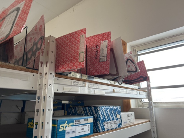 1332683-100 Reservdelslager med blandade fordonsdetaljer