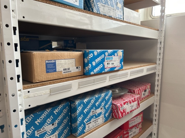 1332683-101 Reservdelslager med blandade fordonsdetaljer