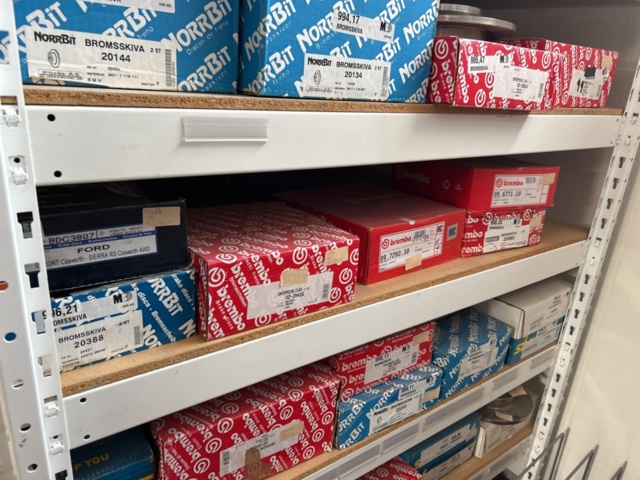 1332683-102 Reservdelslager med blandade fordonsdetaljer