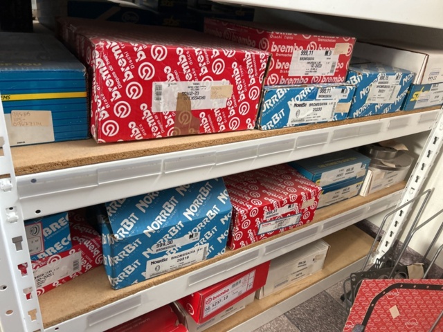 1332683-103 Reservdelslager med blandade fordonsdetaljer