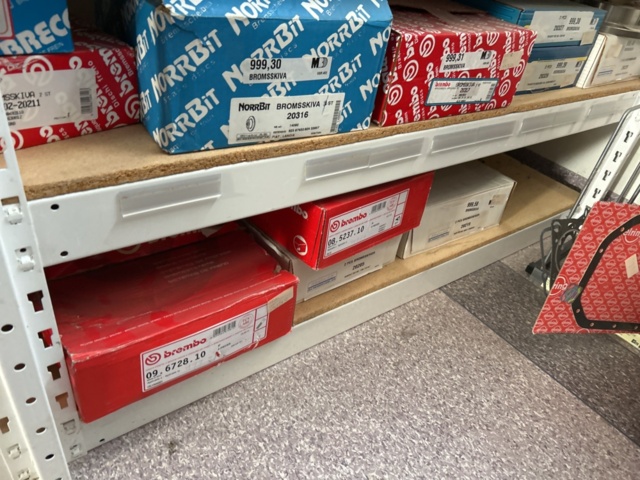 1332683-104 Reservdelslager med blandade fordonsdetaljer