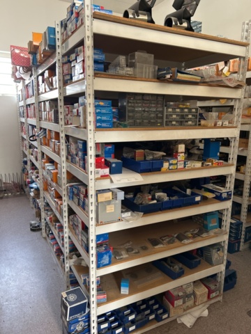 1332683-106 Reservdelslager med blandade fordonsdetaljer