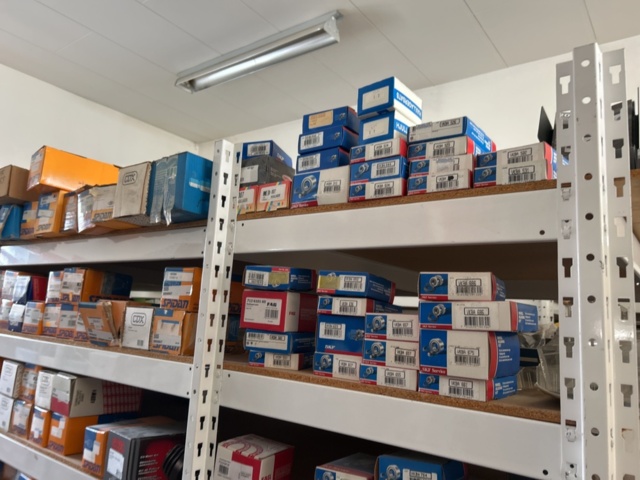 1332683-107 Reservdelslager med blandade fordonsdetaljer