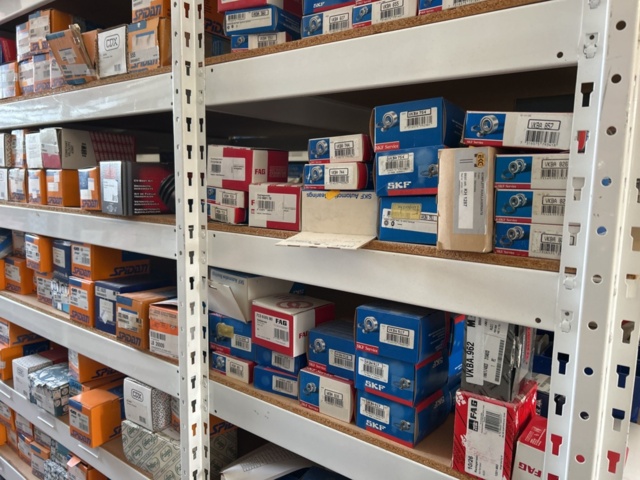 1332683-108 Reservdelslager med blandade fordonsdetaljer