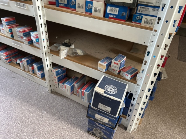 1332683-110 Reservdelslager med blandade fordonsdetaljer