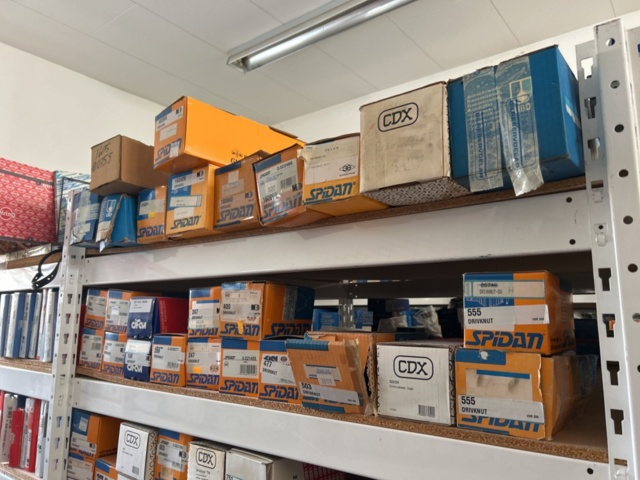 1332683-111 Reservdelslager med blandade fordonsdetaljer