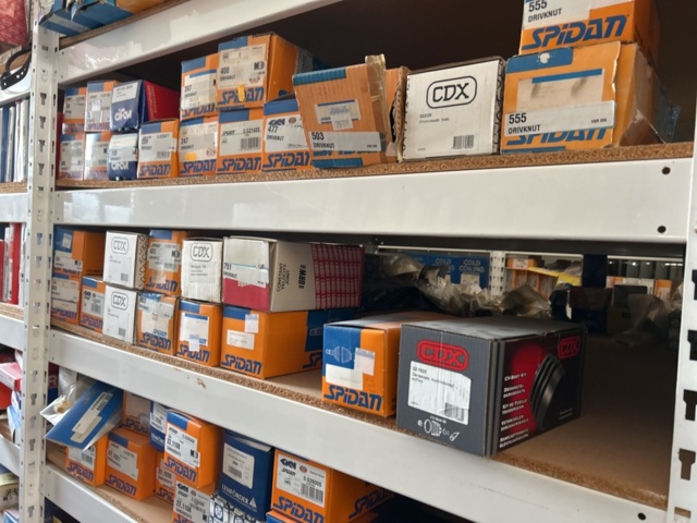 1332683-112 Reservdelslager med blandade fordonsdetaljer