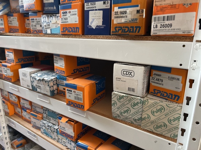 1332683-113 Reservdelslager med blandade fordonsdetaljer