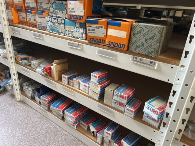 1332683-114 Reservdelslager med blandade fordonsdetaljer