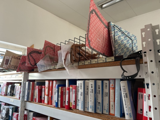 1332683-115 Reservdelslager med blandade fordonsdetaljer