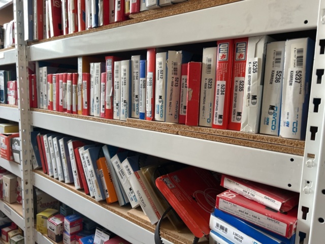 1332683-116 Reservdelslager med blandade fordonsdetaljer