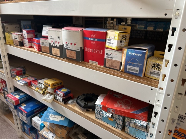 1332683-117 Reservdelslager med blandade fordonsdetaljer