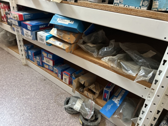 1332683-118 Reservdelslager med blandade fordonsdetaljer