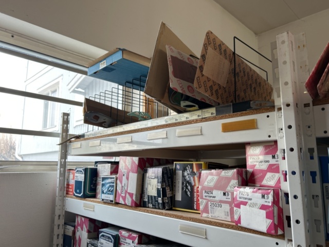 1332683-119 Reservdelslager med blandade fordonsdetaljer