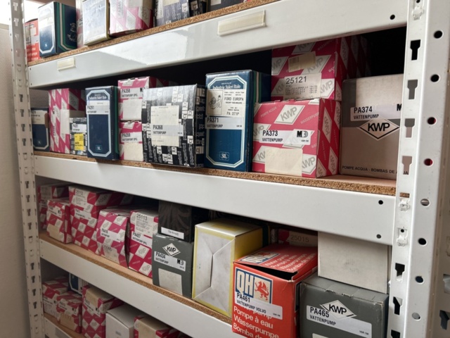 1332683-120 Reservdelslager med blandade fordonsdetaljer