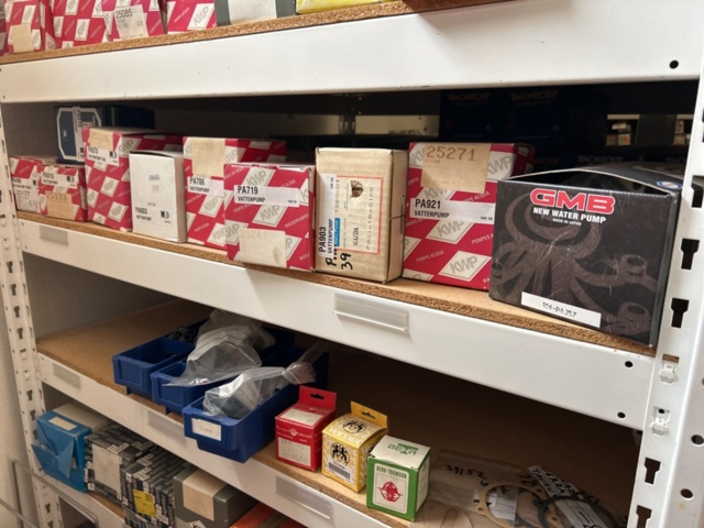 1332683-121 Reservdelslager med blandade fordonsdetaljer