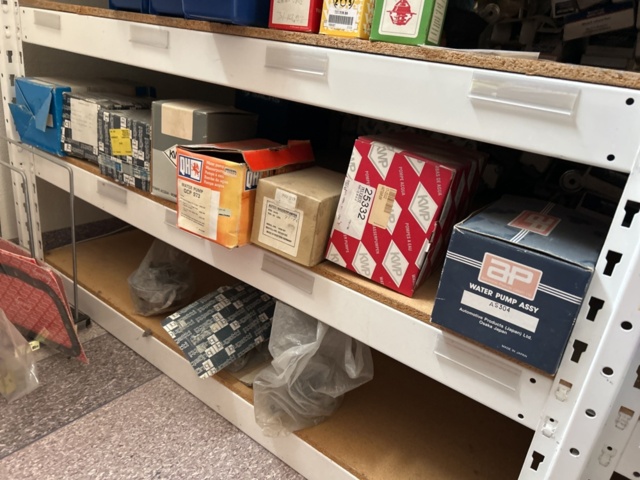 1332683-122 Reservdelslager med blandade fordonsdetaljer