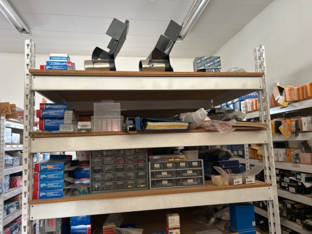 1332683-123 Reservdelslager med blandade fordonsdetaljer