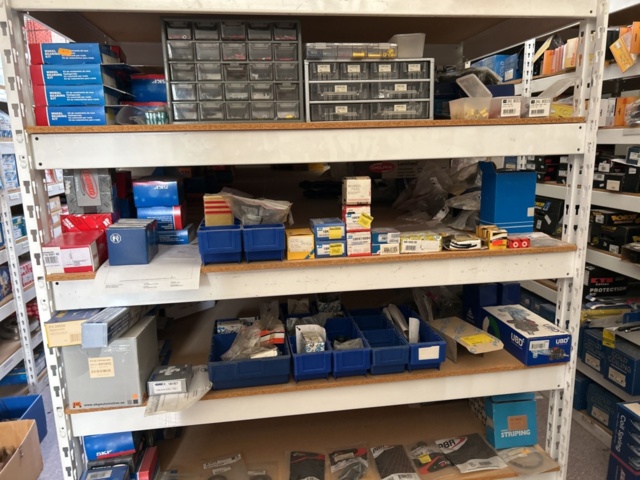 1332683-124 Reservdelslager med blandade fordonsdetaljer