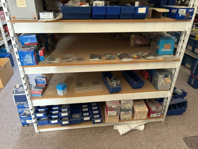 1332683-125 Reservdelslager med blandade fordonsdetaljer