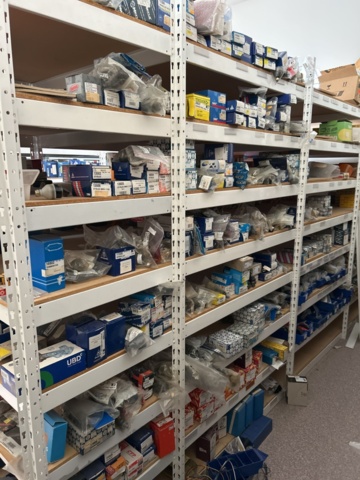 1332683-126 Reservdelslager med blandade fordonsdetaljer