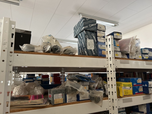 1332683-127 Reservdelslager med blandade fordonsdetaljer