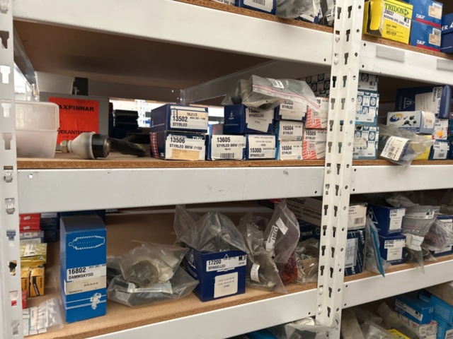 1332683-128 Reservdelslager med blandade fordonsdetaljer