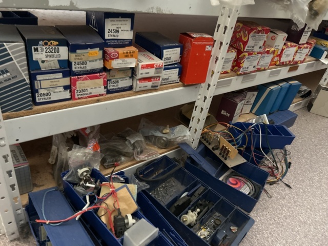 1332683-130 Reservdelslager med blandade fordonsdetaljer