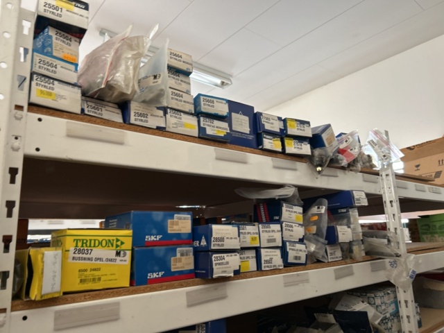 1332683-131 Reservdelslager med blandade fordonsdetaljer