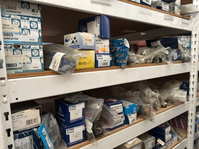 1332683-132 Reservdelslager med blandade fordonsdetaljer