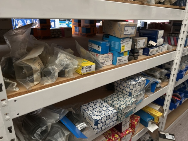 1332683-133 Reservdelslager med blandade fordonsdetaljer